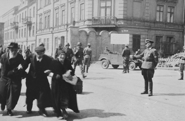 Ta sama ulica, ten sam dzień, kilka chwil wcześniej.