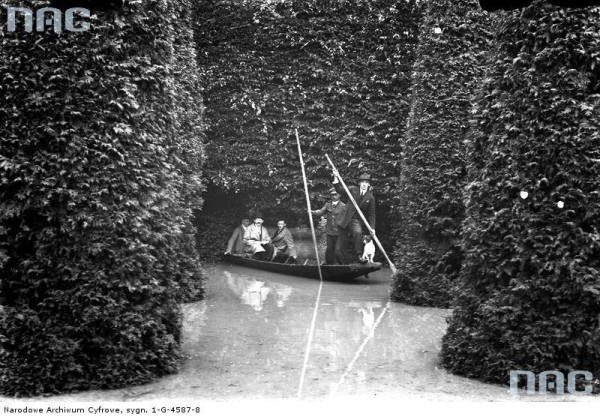 Panowie w łódce w Parku Jordana podczas powodzi w 1925 roku. 