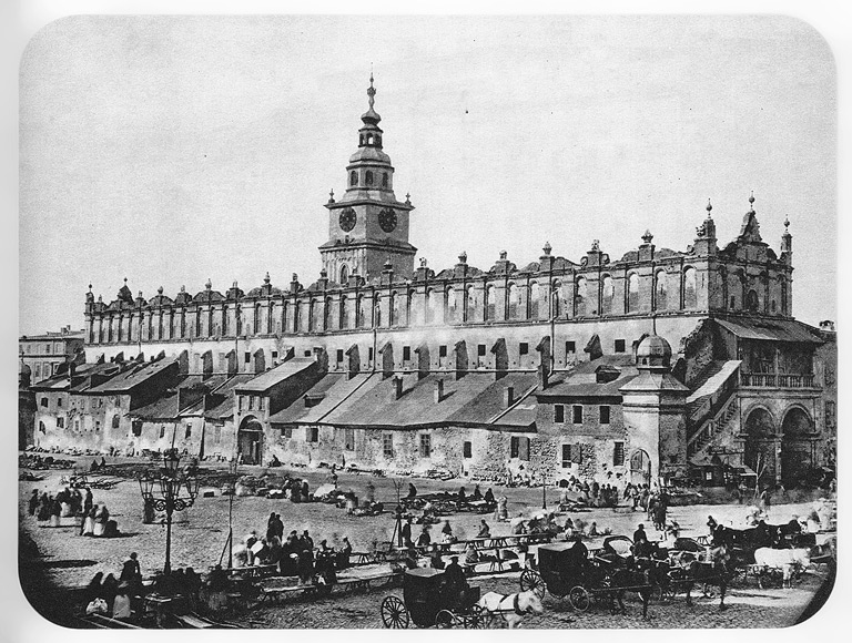 Sukiennice po wyburzeniu Kramów Bogatych, ale przed rozpoczęciem remontu. Fot. Ignacy Krieger (1870 rok)